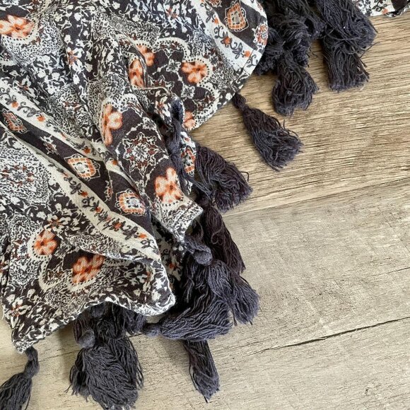 🌺 AEO American Eagle Outfitters Boho Navy Floral Cold-Shoulder Tassel Blouse M - Picture 3 of 7